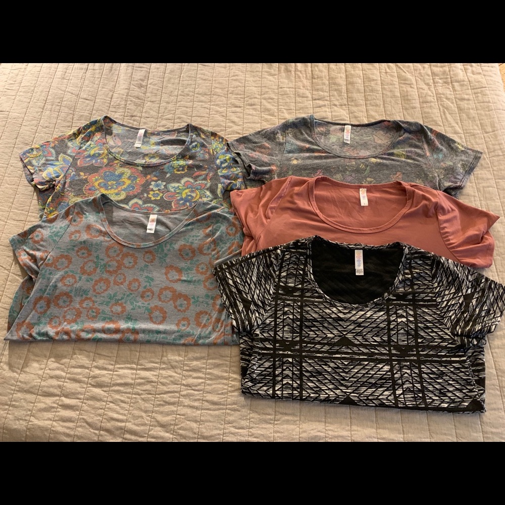 ✨3 for $25✨5 Lularoe Classic T’s Small/Med